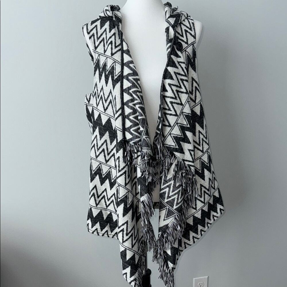 Jolt Black and White Geometric Zig Zag Hooded Poncho Vest Women's Large